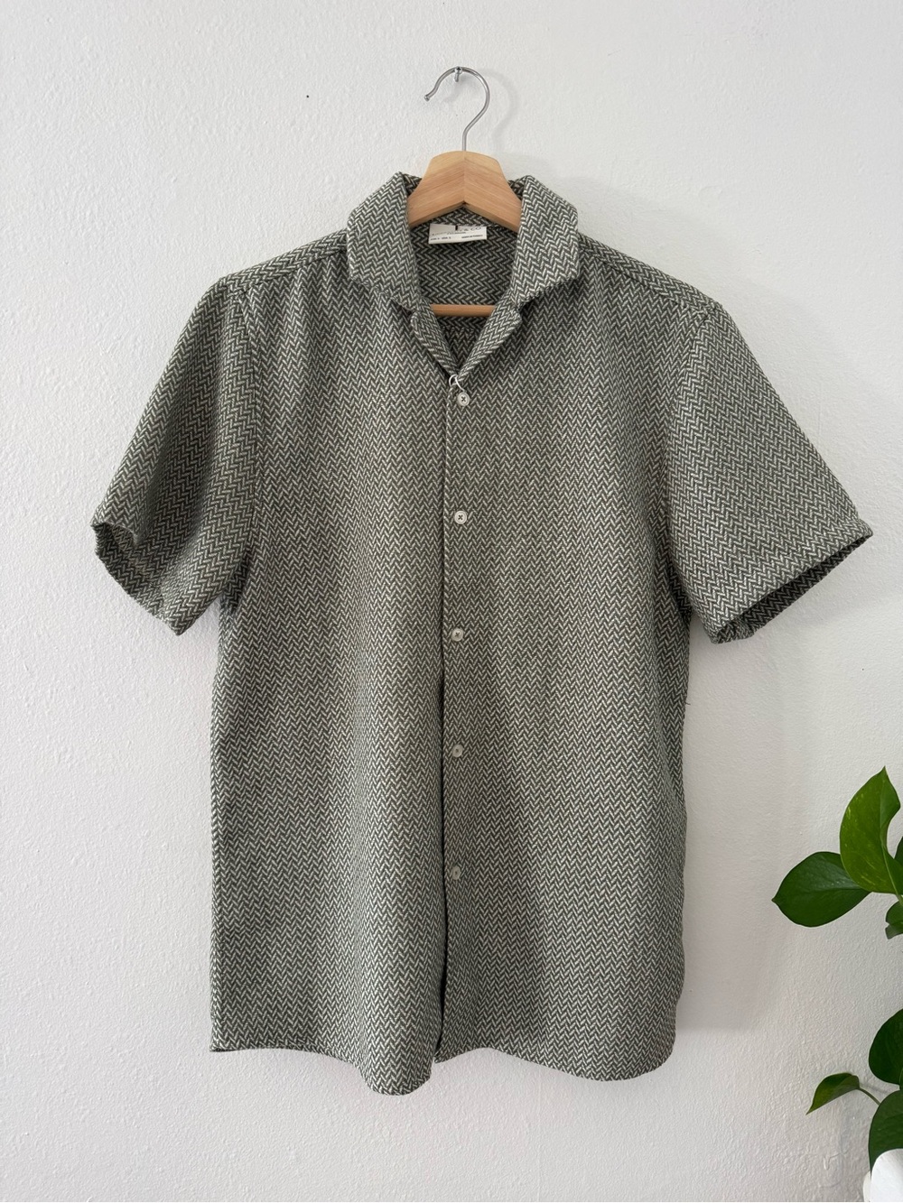 Short-Sleeve Casual Button-Down Shirt in Grey Herringbone